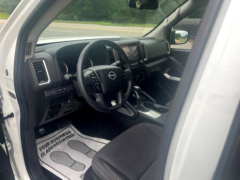 Used 2024 Nissan Frontier SV image 10