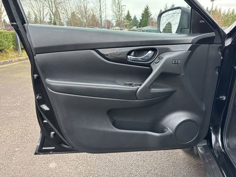 Used 2018 Nissan Rogue SL w/ Premium Package image 19