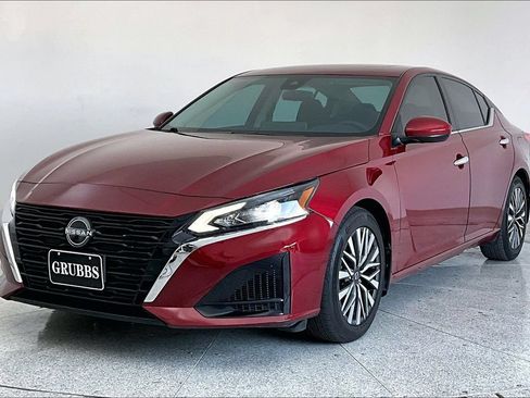 Used 2023 Nissan Altima 2.5 SV w/ SV Premium Package FWD image 12