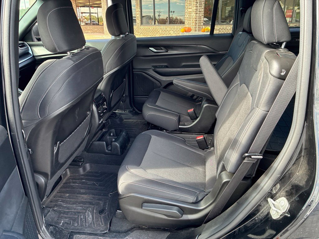 Used 2024 Jeep Grand Cherokee L Laredo w/ Luxury Tech Group I AWD/4WD image 12