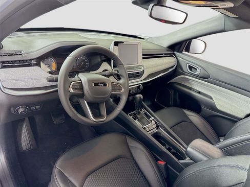 Used 2025 Jeep Compass Latitude image 3