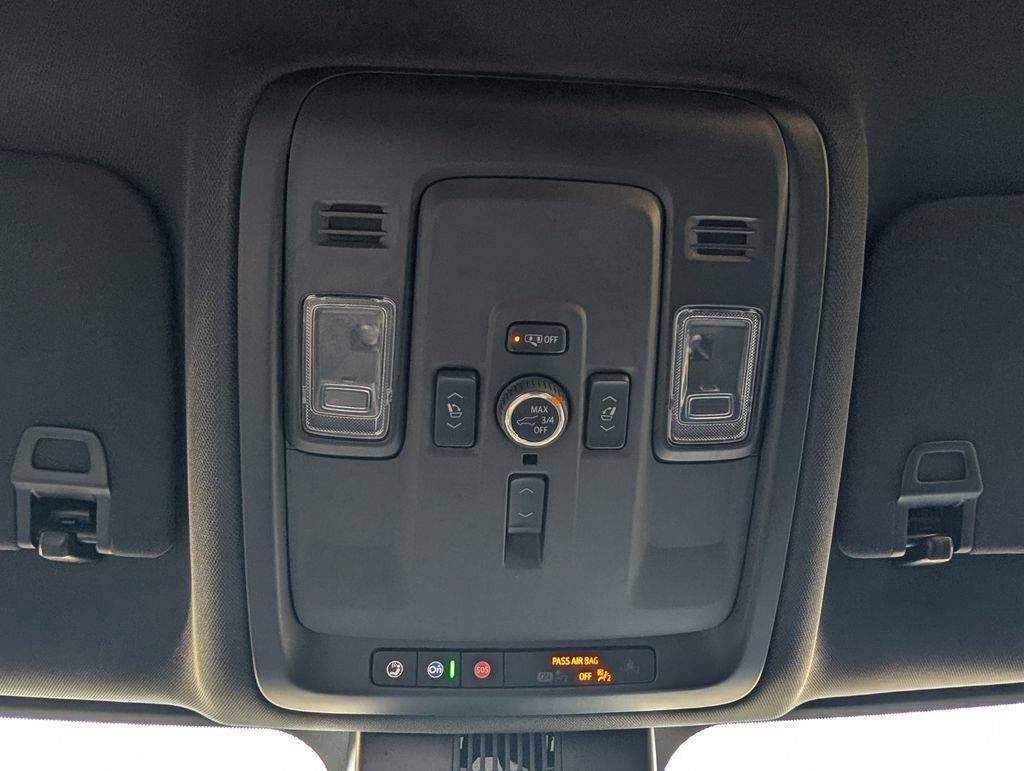 Used 2025 Chevrolet Tahoe High Country AWD/4WD image 12