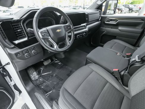 Used 2025 Chevrolet Silverado 2500 LT w/ Convenience Package image 5