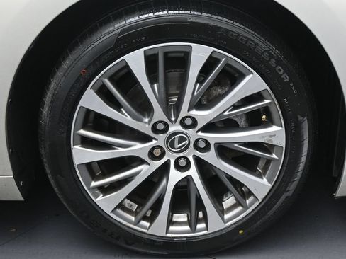 Used 2019 Lexus ES 300h w/ Premium Package FWD image 30