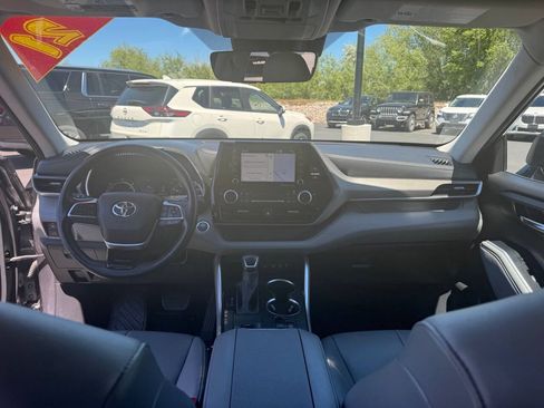 Used 2021 Toyota Highlander XLE AWD/4WD image 31