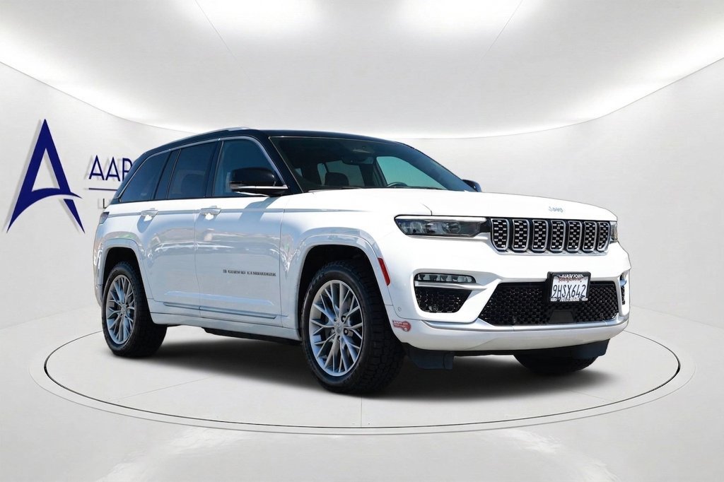 Used 2023 Jeep Grand Cherokee Summit w/ Luxury Tech Group V AWD/4WD image 3