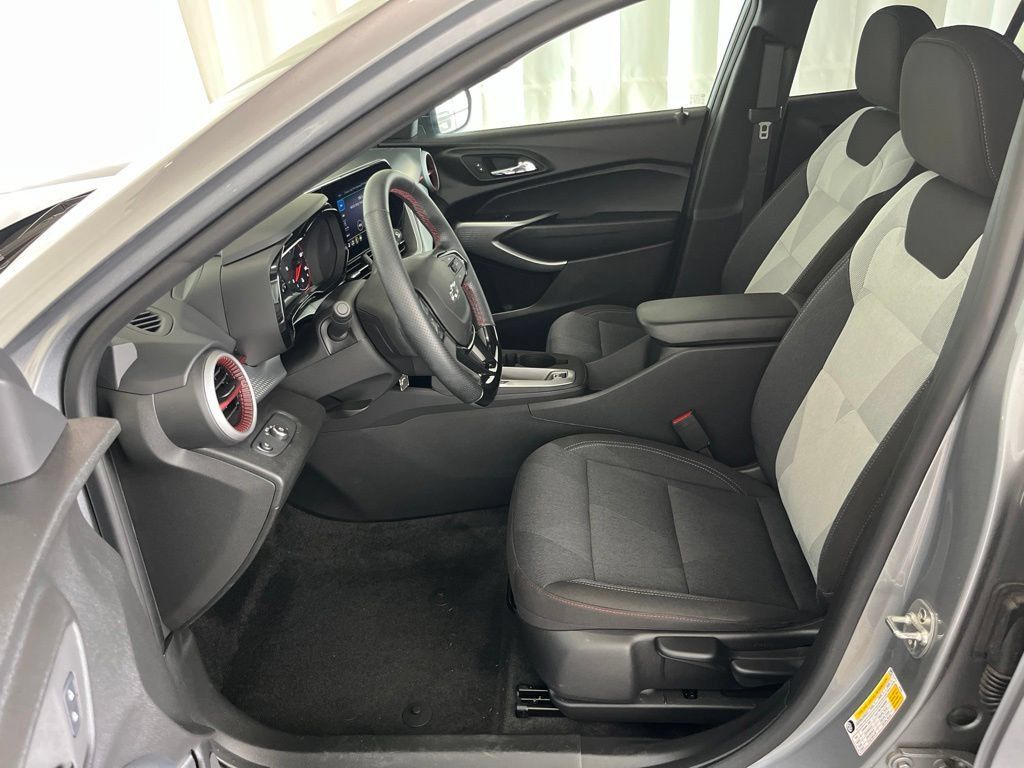 Used 2025 Chevrolet Trax RS w/ Driver Confidence Package FWD image 3