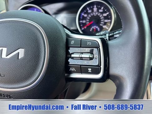 Used 2024 Kia Carnival EX FWD image 22