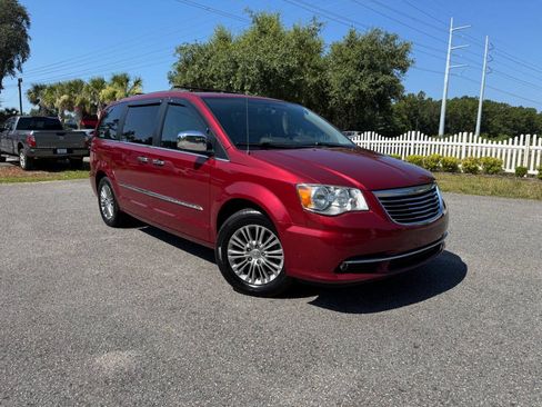 Used 2013 Chrysler Town & Country Touring-L w/ Entertainment Group #2 FWD image 9