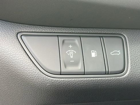 Used 2025 Genesis G70 2.5T image 25