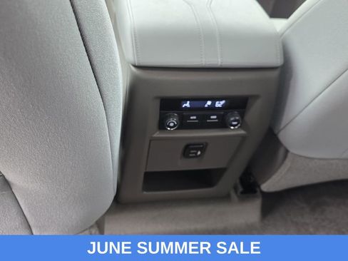 Used 2018 Chevrolet Traverse LT FWD image 11