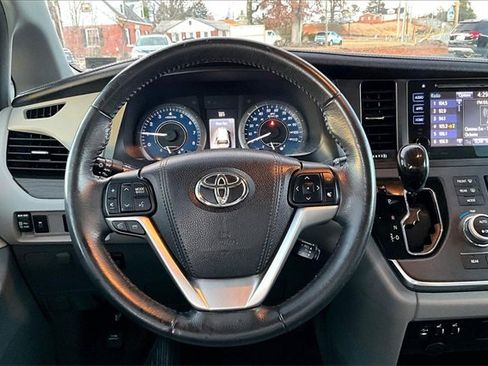 Used 2017 Toyota Sienna XLE image 12