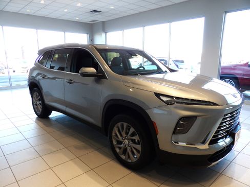 Used 2025 Buick Enclave Preferred image 3