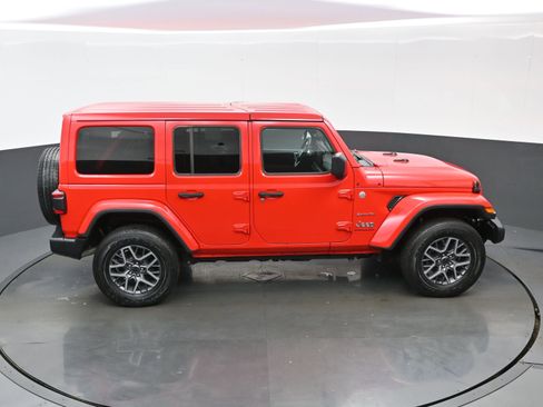 Used 2024 Jeep Wrangler Sahara image 37