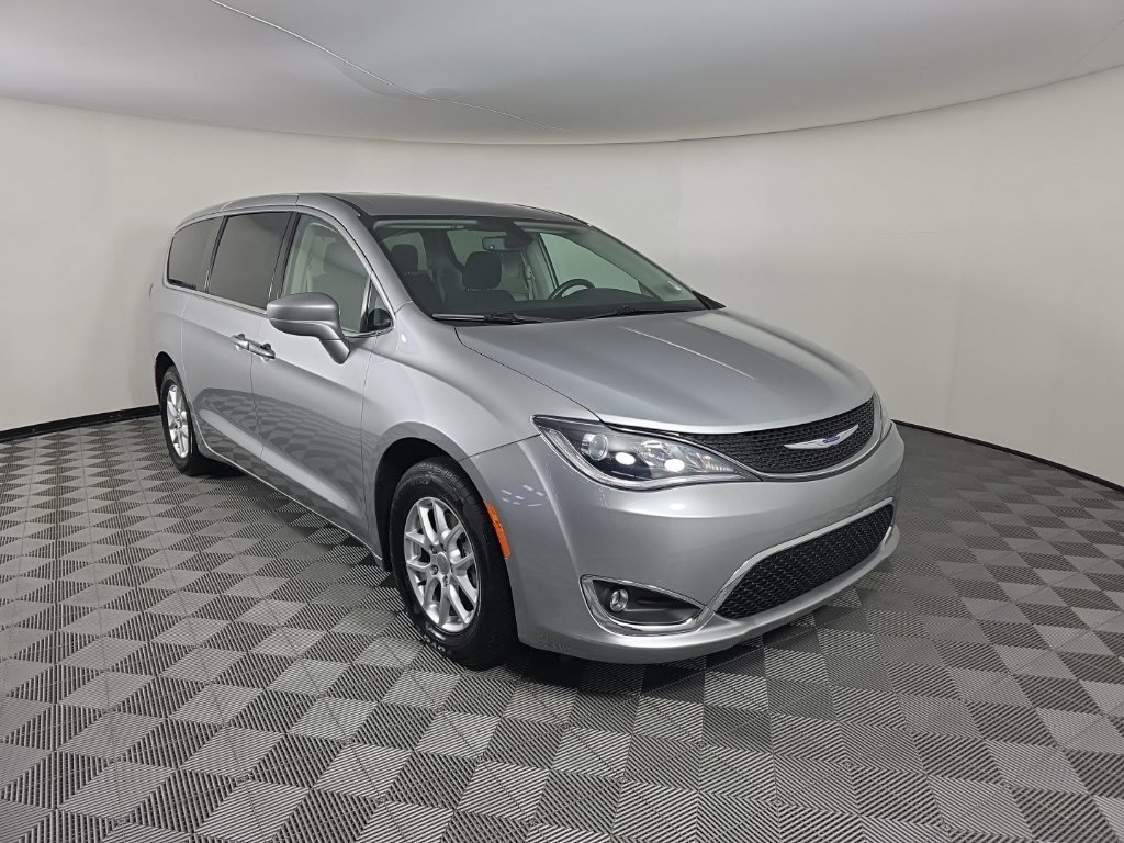 Used 2020 Chrysler Pacifica Touring w/ Cold Weather Group FWD image 7