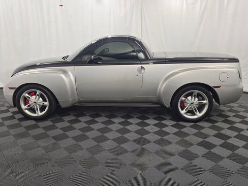 Used 2005 Chevrolet SSR w/ Preferred Equipment Group RWD image 2