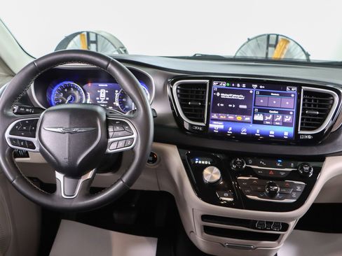 Used 2023 Chrysler Pacifica Touring-L image 17