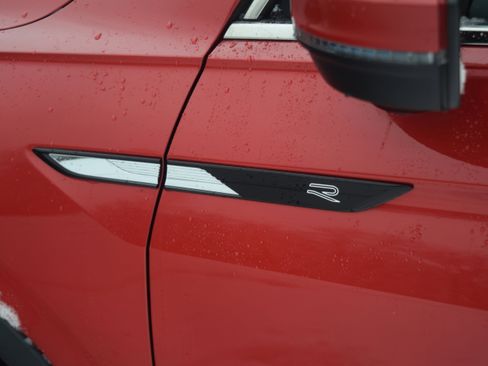 Used 2024 Volkswagen Tiguan SEL R-Line image 28