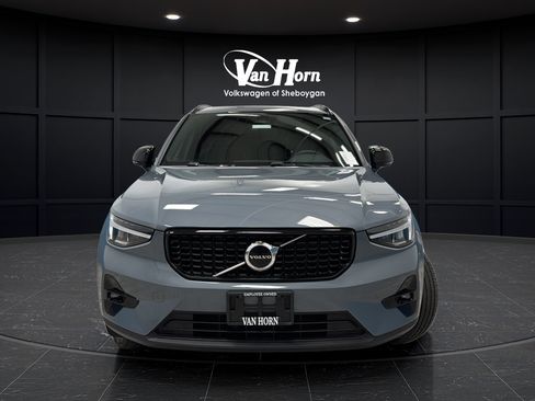 Used 2023 Volvo XC40 B5 Plus AWD/4WD image 2