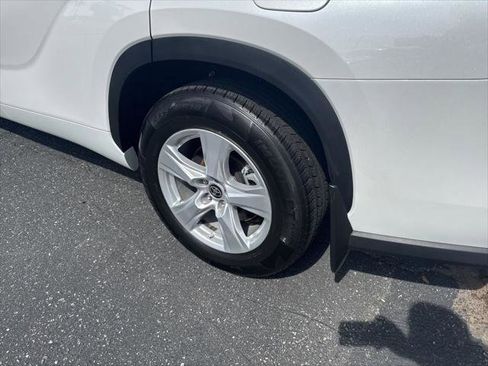 Certified 2024 Toyota Highlander LE AWD/4WD image 9