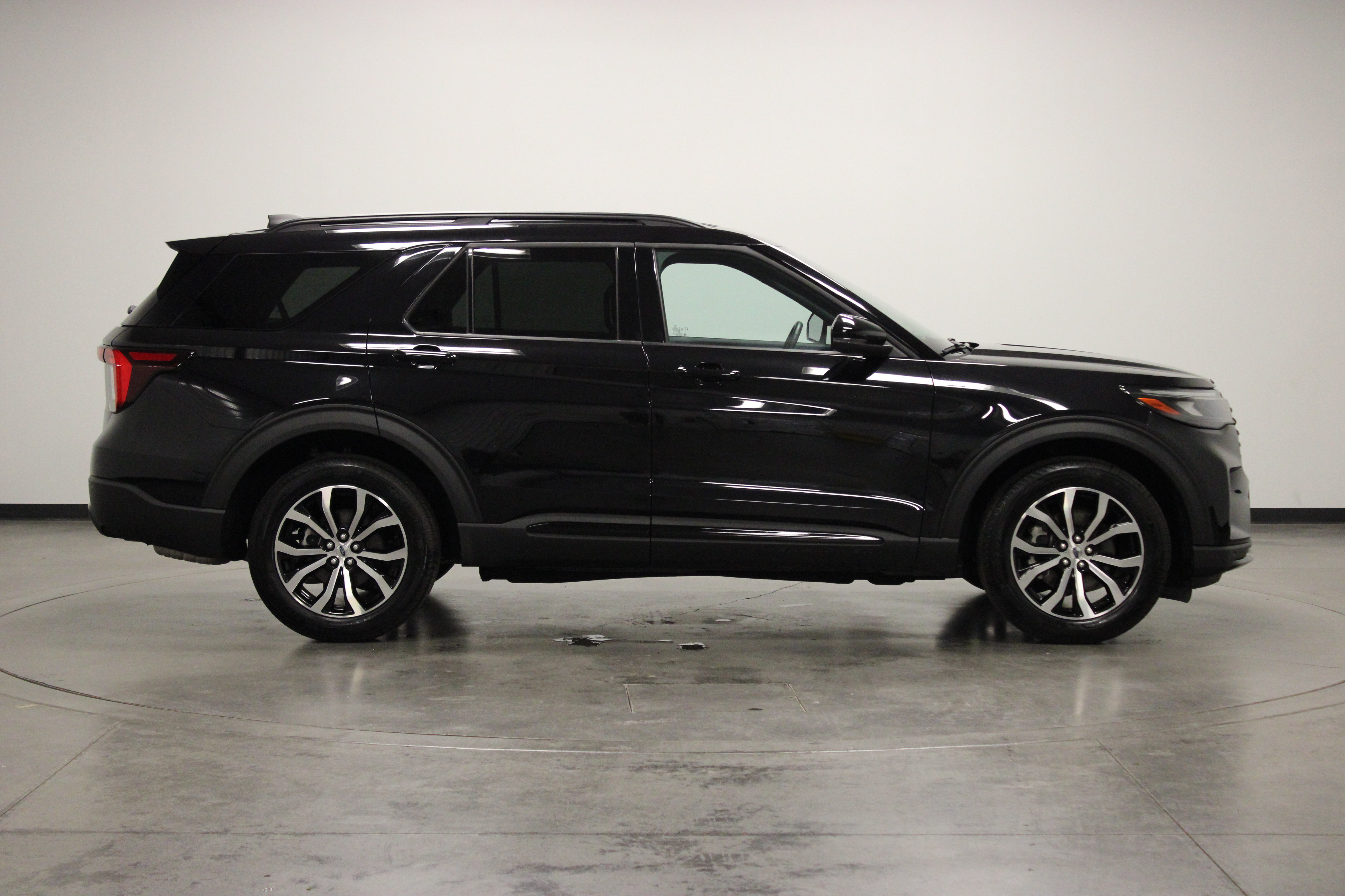 Used 2025 Ford Explorer ST-Line AWD/4WD image 9