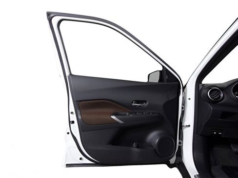 Used 2024 Nissan Kicks SR w/ Exterior Package image 13