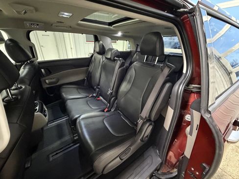 Used 2025 Kia Carnival SX image 32