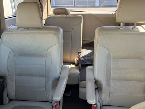 Used 2017 GMC Acadia Denali w/ Technology Package FWD image 11