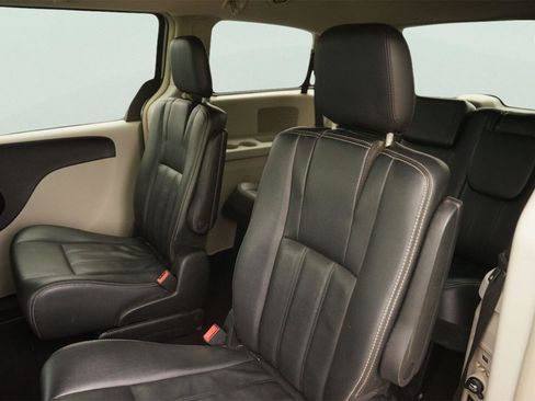 Used 2016 Chrysler Town & Country Touring FWD image 13