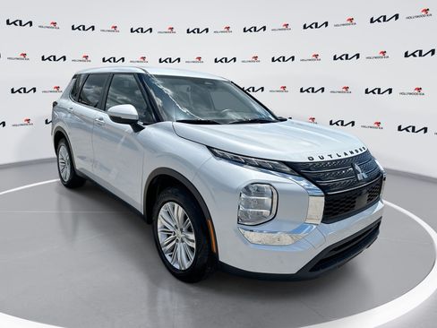 Used 2023 Mitsubishi Outlander ES FWD image 1