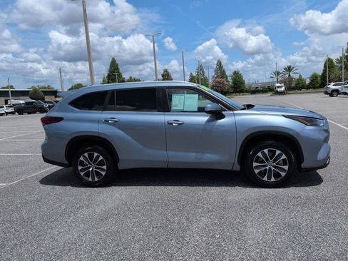 Used 2023 Toyota Highlander XLE FWD image 3