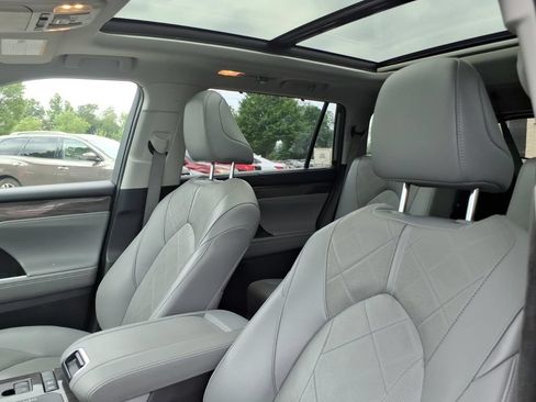 Used 2022 Toyota Highlander Platinum FWD image 17