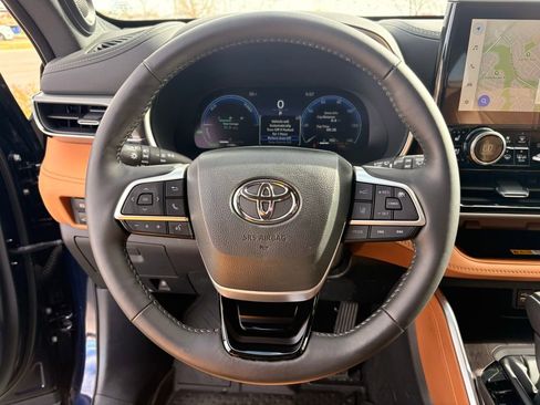 Used 2024 Toyota Highlander Platinum image 25