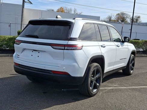 Used 2023 Jeep Grand Cherokee Altitude AWD/4WD image 11