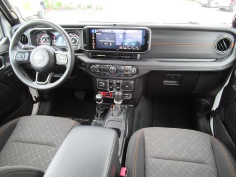 Used 2026 Jeep Gladiator Mojave AWD/4WD image 15