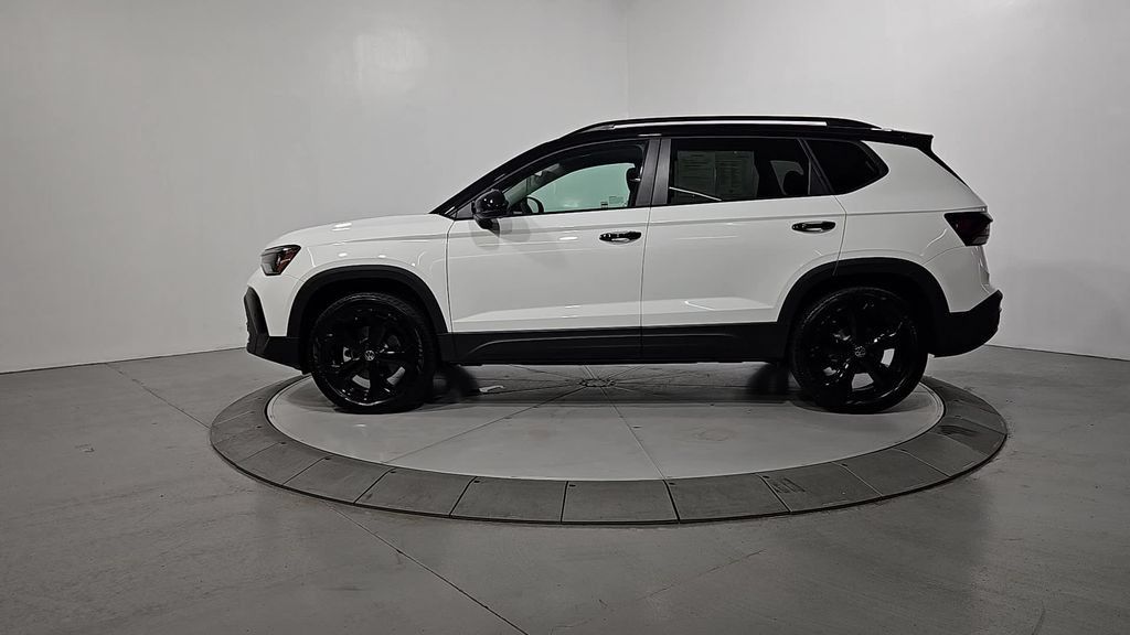 Certified 2026 Volkswagen Taos SE AWD/4WD image 2