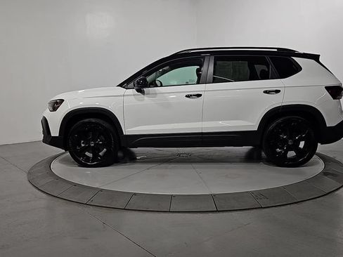Certified 2026 Volkswagen Taos SE AWD/4WD image 2