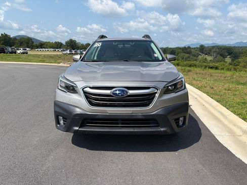 Used 2020 Subaru Outback Premium AWD/4WD image 2
