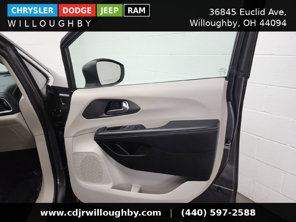 Used 2023 Chrysler Pacifica Touring-L AWD/4WD image 34