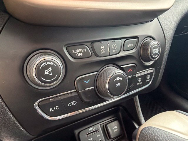 Used 2016 Jeep Cherokee Latitude w/ Cold Weather Group AWD/4WD image 25