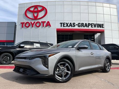 Used 2025 Kia K4 LXS image 2