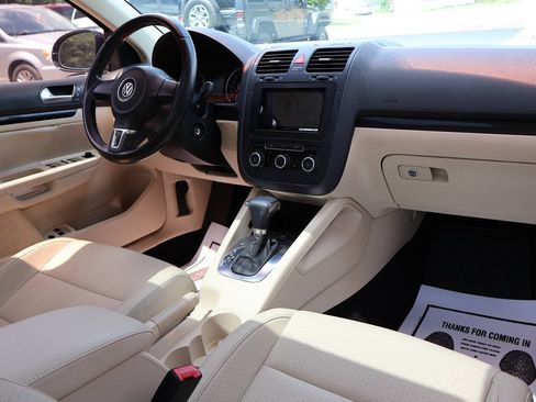 Used 2010 Volkswagen Jetta SE FWD image 25