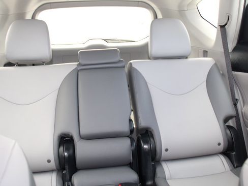 Used 2017 Toyota Prius V Five image 20