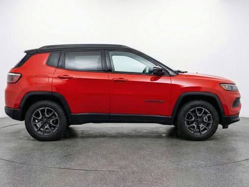 Used 2025 Jeep Compass Trailhawk AWD/4WD image 11