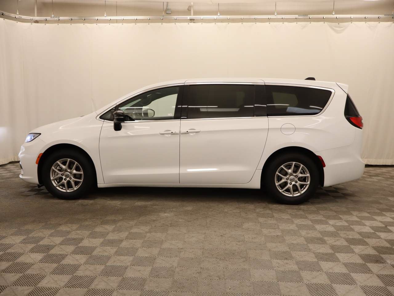 Used 2025 Chrysler Pacifica Select FWD image 2