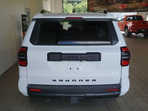 Used 2025 Toyota 4Runner SR5 AWD/4WD image 13