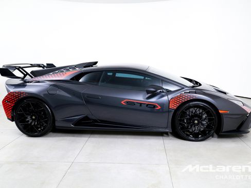 Used 2022 Lamborghini Huracan STO RWD image 9