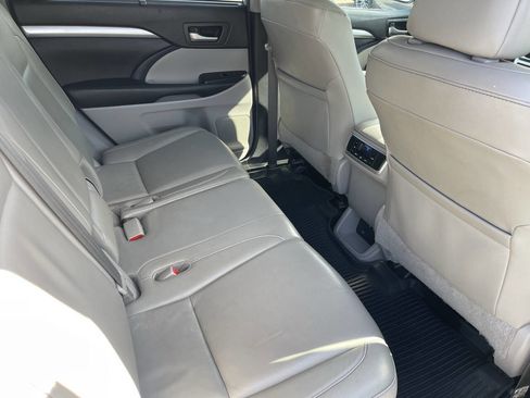 Used 2018 Toyota Highlander XLE image 18