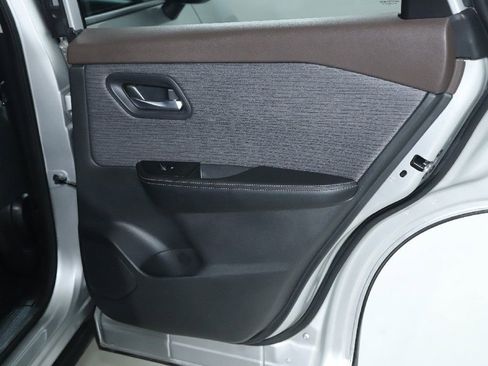 Used 2023 Nissan Rogue SV image 31