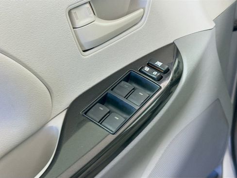 Used 2013 Toyota Sienna LE image 16